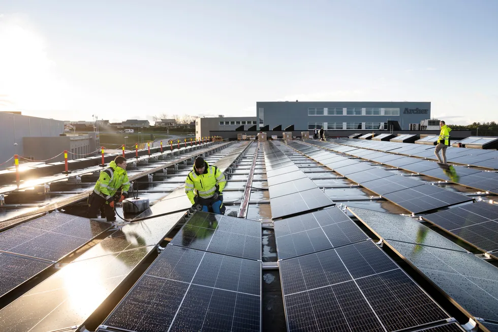 Energikrisen er ikke over før alle fabrikker og næringsbygg har solceller på taket, skriver Øystein E. Søreide. Bildet: Kverneland Energi.