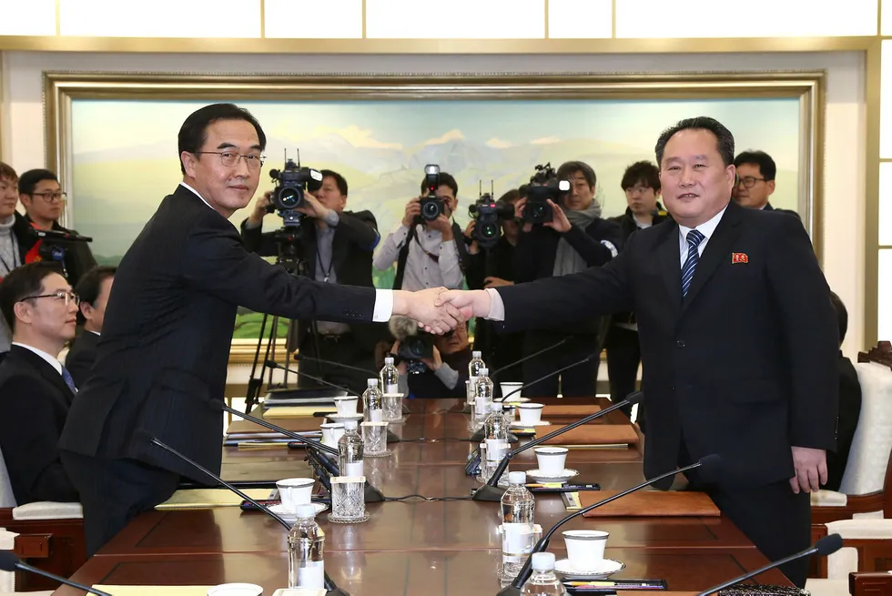 Sør_Koreas gjeforeningsminister Cho Myoung-gyon (til venstre) hilser på Ri Son Gwon fra den nord-koreanske delegasjonen under samtalene i grensebyen Panmunjom i den demilitariserte sonen i Sør-Korea. Foto: Korea pool/AP/NTB scanpix