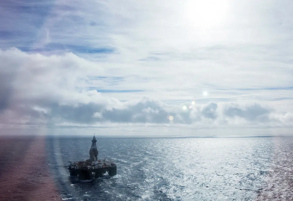 Bruttoproduktet i petroleumsvirksomhet og utenriks sjøfart steg med 1,6 prosent fra mai til juli, sammenlignet med de tre foregående månedene, ifølge SSB. Her ses boreriggen Leiv Eriksson som i 2016 drev avgrensingsboring for Lundin i Barentshavet.