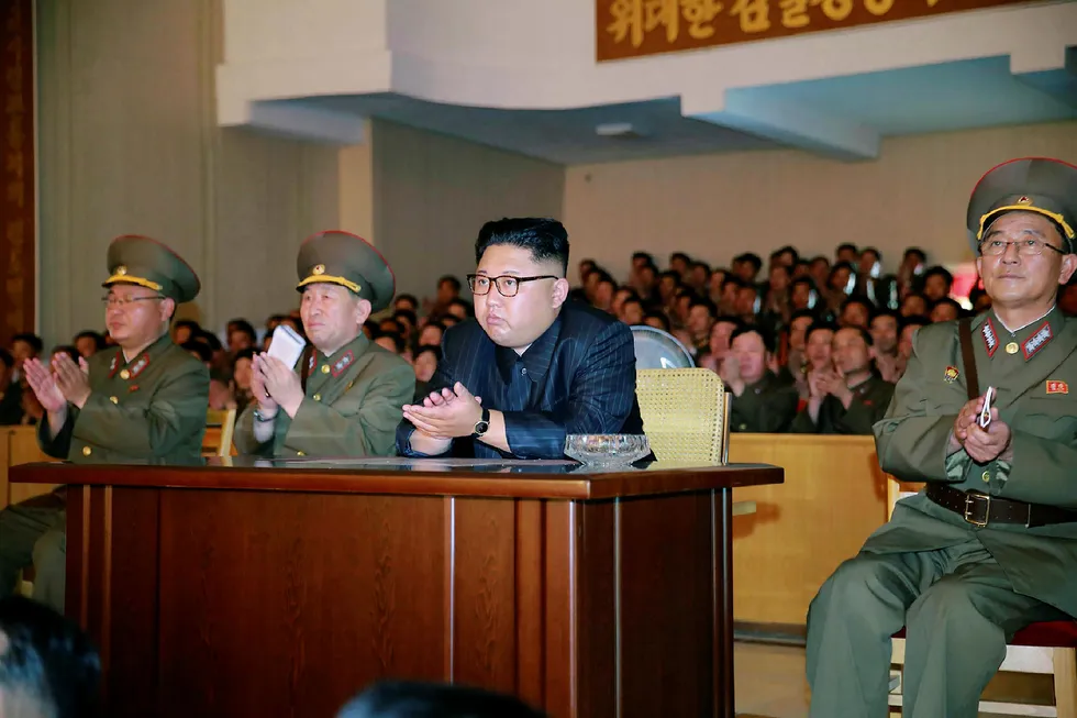 Totalitære regimer, som Nord-Koreas Kim Jong-uns, frykter at innbyggerne skal oppdage at verden utenfor er langt å foretrekke. Strenge restriksjoner blir lagt på kontakt med omverden. Foto: STR/AFP/NTB Scanpix