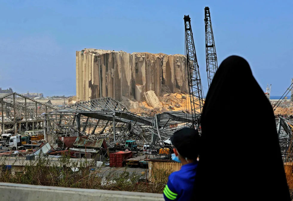 En kvinne og hennes sønn ser på de voldsomme ødeleggelsene etter eksplosjonen i Beirut.