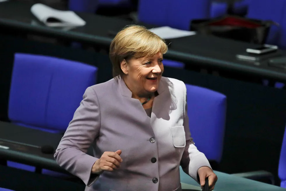 Tysklands statsminister Angela Merkel forklarer fredag hvorfor hun håper Emmanuel Macron vinner presidentvalget i Frankrike. Foto: Markus Schreiber / AP / NTB Scanpix