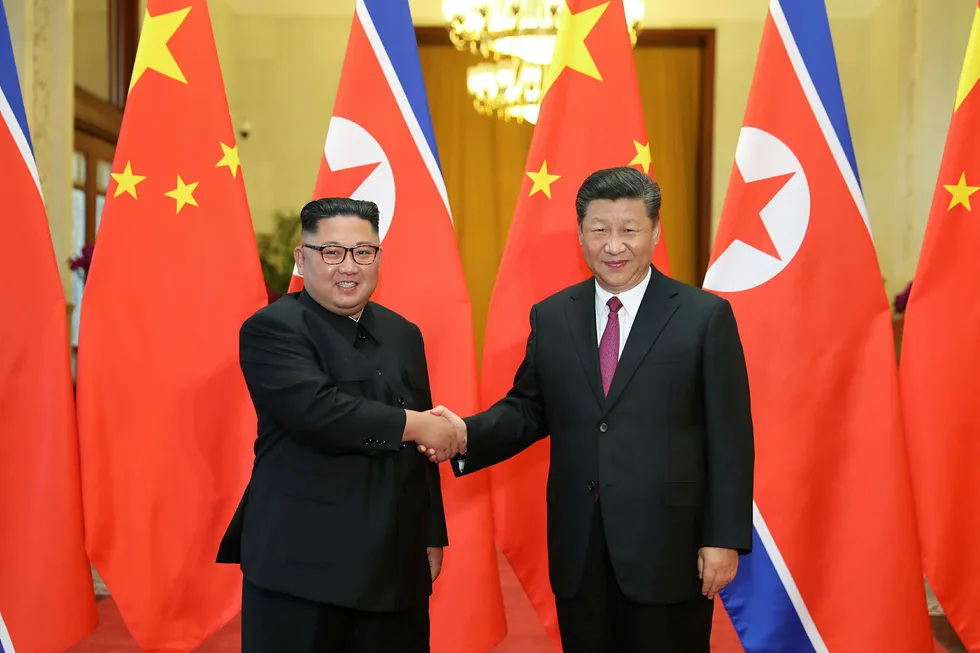 Til tross for smil og vennlig tone da Kinas president Xi Jinping og Nord-Koreas leder Kim Jong-un møttes i Kina i juni, har kinesisk handel med nordkoreanerne sunket drastisk det siste året. Eksporten har falt elleve måneder på rad, mens importen har falt i ti måneder på rad. Foto: AP / NTB scanpix.