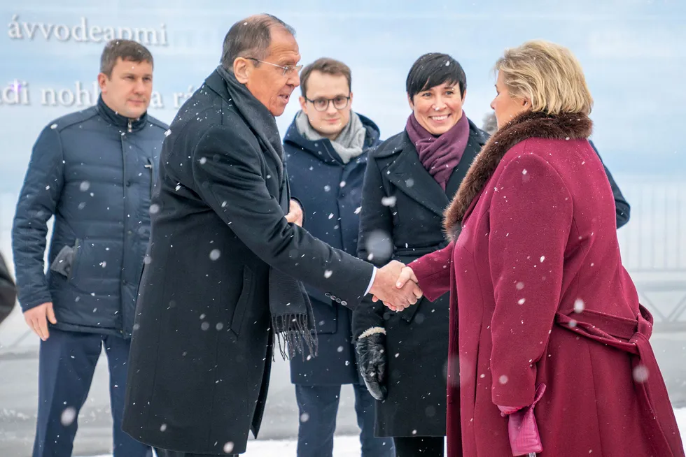Statsminister Erna Solberg hilser på den russiske utenriksministeren Sergej Lavrov i anledning markeringen av 75-årsdagen for frigjøringen av Øst-Finnmark.