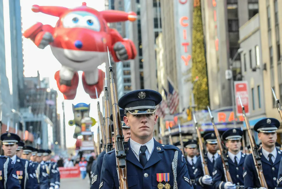 Donald trump vil ha en egen militærparade. På bildet marsjerer amerikanske soldater i New York på thanksgiving-dagen ifjor. Foto: Stephanie Keith/Getty Images/AFP/NTB Scanpix