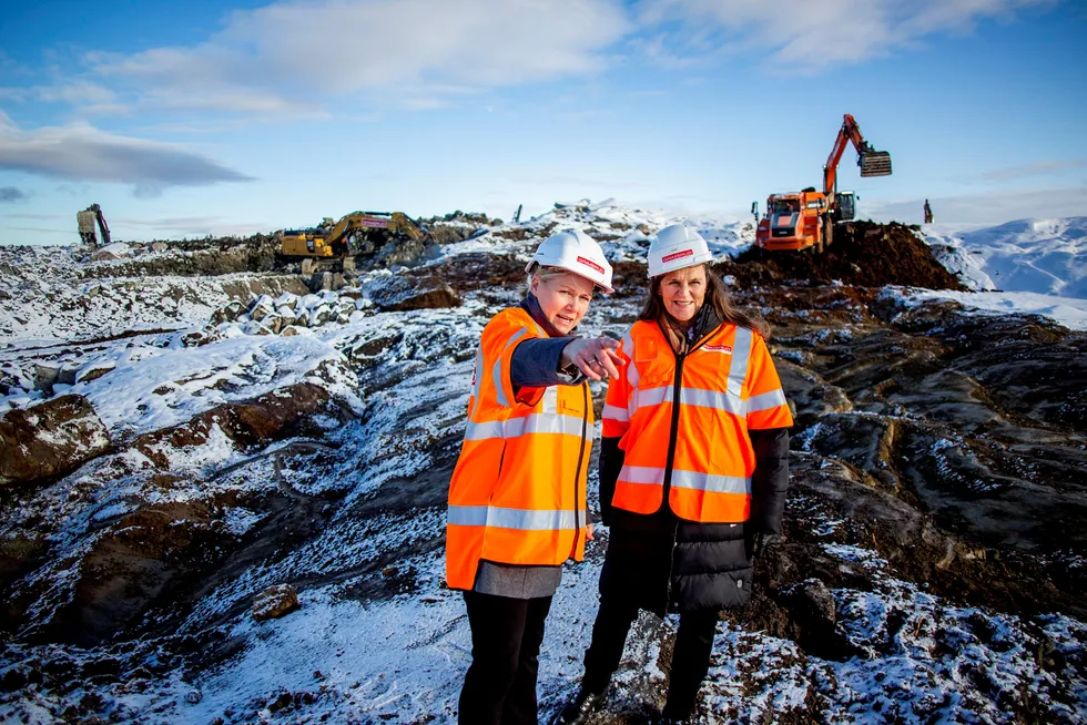 – Her planlegger vi å bygge Nordens største plastgjenvinningsanlegg, sier produktsjef Lisa Moen i Fortum til venstre og viser administrerende direktør i Grønt Punkt Norge as, Jaana Røine, området hvor fabrikken skal ligge.