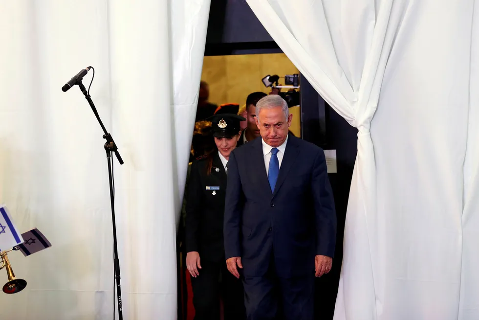 Israels statsminister Benjamin Netanyahu er i trøbbel.