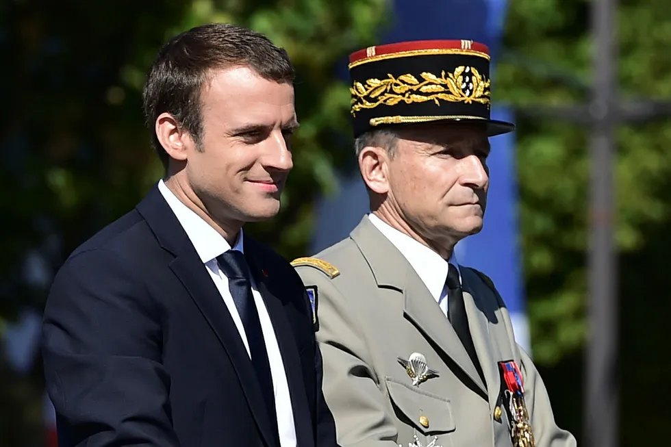 Macron sammen med den tidligere sjefen for landets militære, Pierre de Villiers. De to har vært i en ordkrig i de siste ukene. Foto: Christophe Archambault/AFP