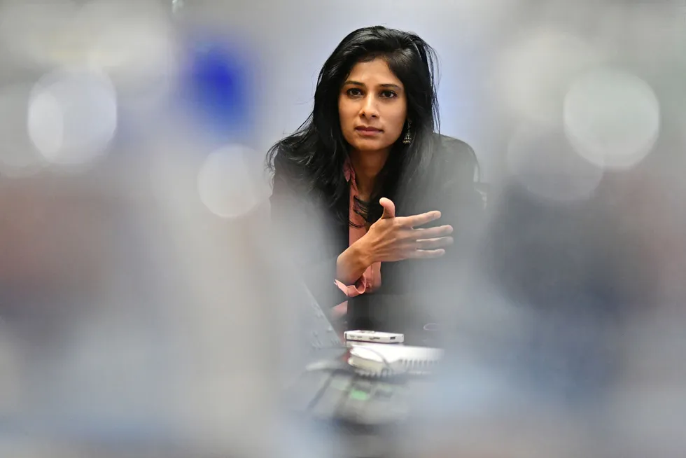 «The dollar would remain the major global currency even in that landscape but fragmentation at a smaller level is certainly quite possible,» Gita Gopinath, the IMF’s first deputy managing director, said in an interview with the Financial Times.