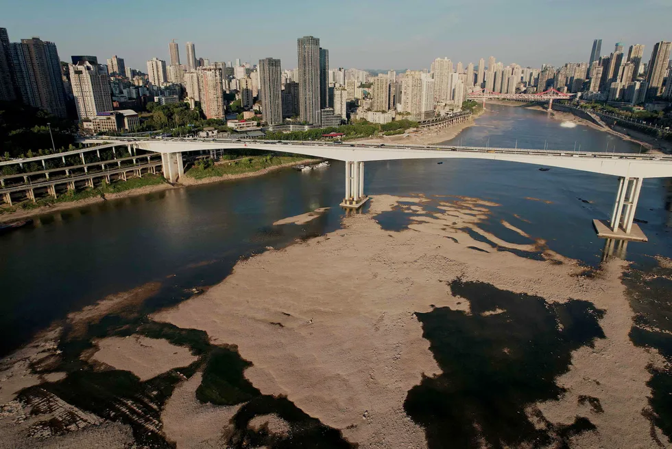 Det er registrert rekordlite vann i flere elver i Kina, blant annet i Jialing, som er en sideelv til Yangtze – Asias lengste elv. Vannkraftproduksjonen har stupt i den viktige Sichuan-provinsen. Nå fyres kullkraftverkene opp.
