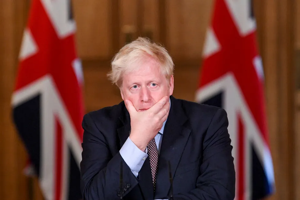 Storbritannias statsminister Boris Johnson lover ikke lenger en normal julefeiring. Og etter nyttår kan det gå mot en knallhard brexit.