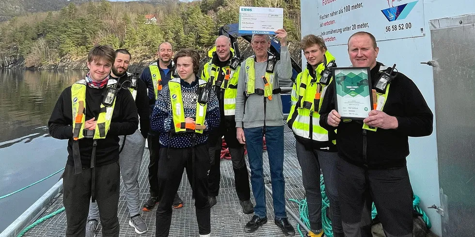 Faste ansatte i Eide Fjordbruk fikk bonus. Illustrasjonsfoto fra lokaliteten Hondskår, som vant en Cargill-konkurranse i fjor: Hans Kristian Øvreås (t.v.), Jowan Rihani, Roy Atle Tombre, Håkon Jones Rød, Nils Arne Våge, Oddvar Enæs holder sjekken, Jonas Gjerstad, og driftsleder Jostein Haukanes holder diplomet.