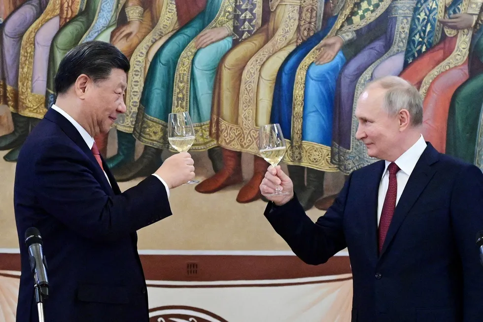 Kinas president, Xi Jinping (til venstre), har mer grunn til å skåle enn den russiske presidenten Vladimir Putin. Kina får kjøpe russisk olje på billigsalg på grunn av krigen mot Ukraina. Bildet er fra Moskva-besøket 21. mars.