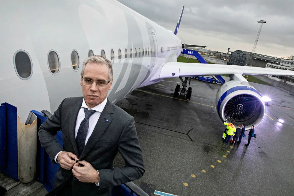 SAS-sjef Rickard Gustafson fikk en oppsving i trafikken og prisene i desember. Her foran selskapets nye langdistansefly Airbus A350 i København før jul.