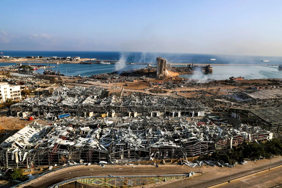 Bildet tatt onsdag morgen viser de enorme ødeleggelsene i havneområdet i Beirut etter eksplosjonen tirsdag ettermiddag.