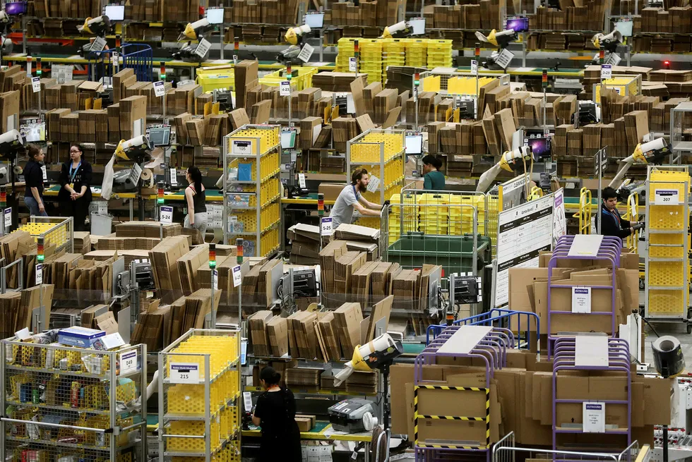 Amazon er verd cirka 3900 milliarder kroner og er på 15 år blitt en av de største selskapene i verden. 45 prosent av amerikanere som har bestemt seg for å kjøpe et produkt, går til Amazon, skriver artikkelforfatteren. Foto: Simon Dawson/Bloomberg