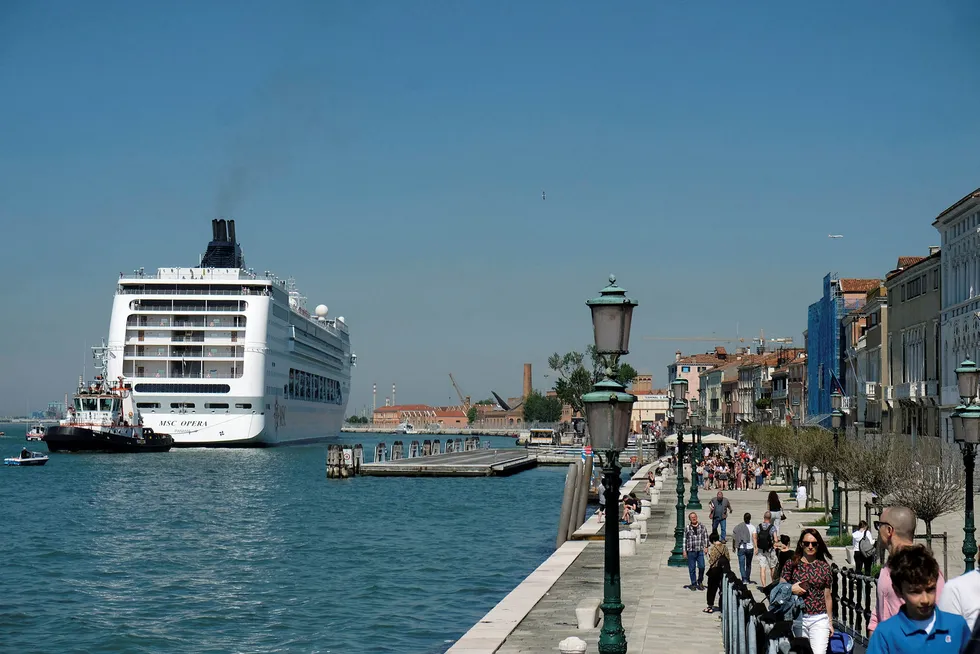 Cruiseskipet MSC Opera mistet kontrollen og krasjet med en mindre turistbåt i Venezia søndag morgen.
