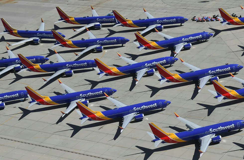 Ny sikkerhetsrisiko er avdekket på Boeing 737 Max-flyene, som dermed fortsatt blir stående på bakken. Bildet viser en rekke parkerte Max-fly fra Southwest Airlines.