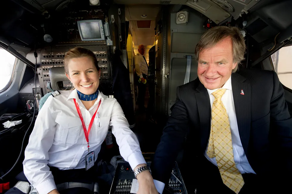 Anna Helene Kjos-Mathisen er datter av Norwegian-sjef Bjørn Kjos og har jobbet som pilot i flyselskapet. Hun eier aksjer i Bank Norwegian for 600 millioner sammen med søsknene sine.