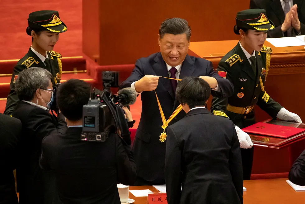 President Xi Jinping hedret tirsdag kinesere som har utmerket seg i kampen mot Covid-19. Kina anklages for forsøk på å stjele forskning på koronaviruset.