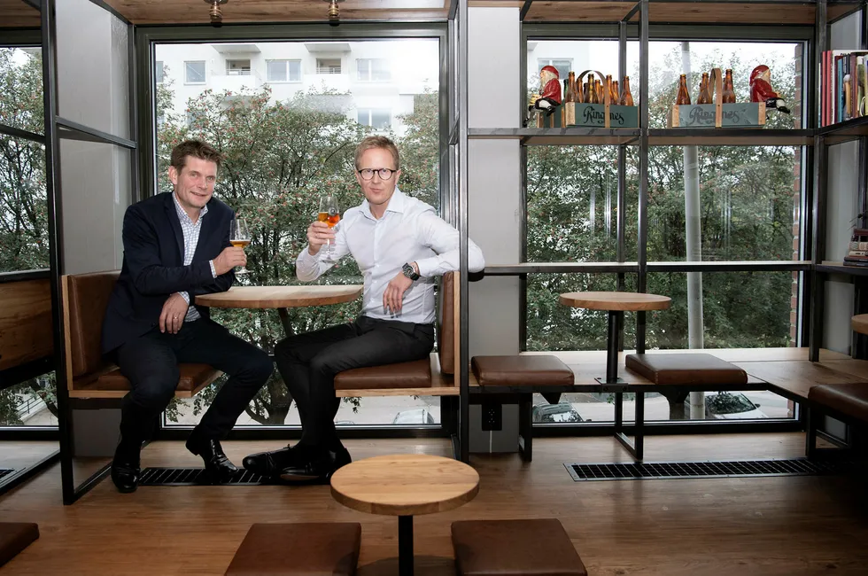 Ringnes. Anders Røed – administrerende direktør (th) og Nicolay Bruusgaard – kommunikasjonssjef (tv). De åpner ny ølstue.