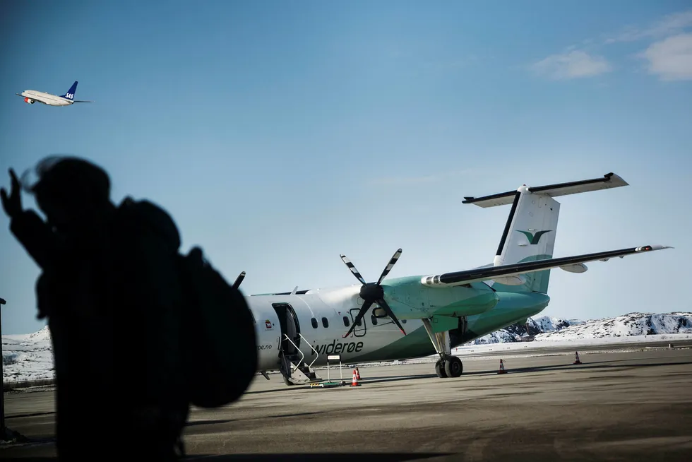 SAS har fått størst økning i flyavgiftene de senere årene – mens Widerøe rammes hardest og må stenge noen av flyrutene. Her fra Kirkenes lufthavn.