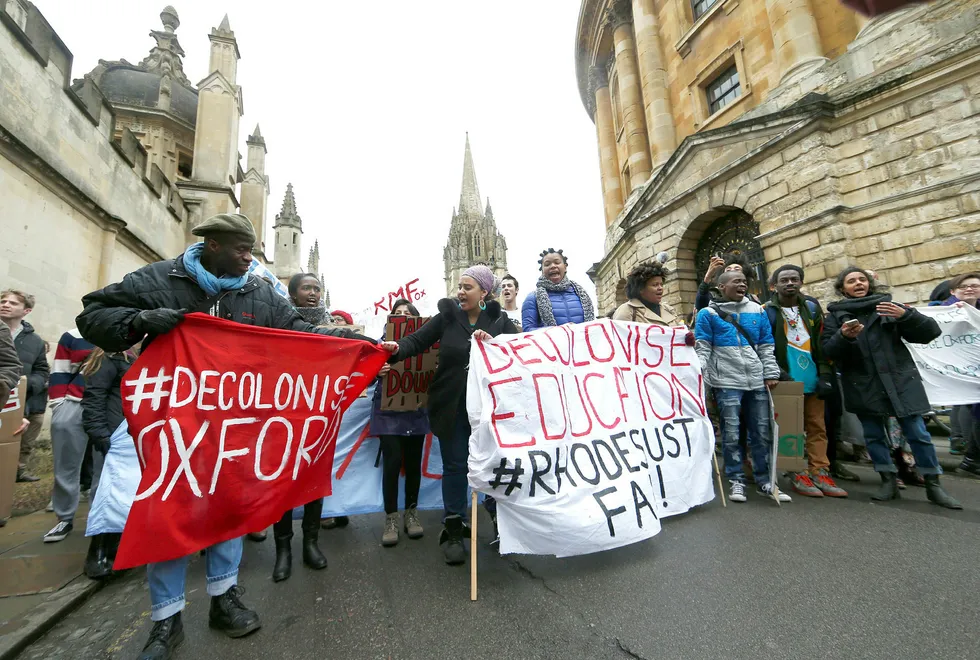 I Oxford har dei rive statuen av Cecil Rhodes, sier forfatteren, her demonstrerte studenter ved Oxford University for å fjerne statuen i mars i 2016. Foto: Eddie Keogh/Reuters/NTB Scanpix