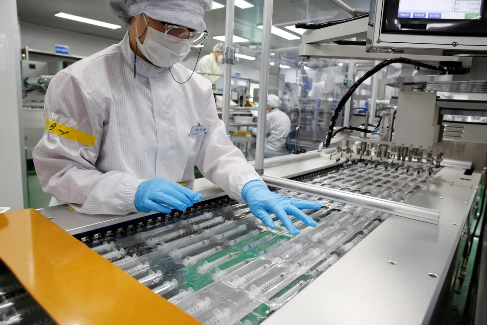 Den sørkoreanske økonomien har reist seg etter å ha vært gjennom den første resesjonen siden finanskrisen på 1990-tallet i 2020. Eksport av elektronikk, biler og medisinsk utstyr har satt nye rekorder. Her fra en fabrikk som produserer en ny type sprøyter som øker utnyttelsen av vaksinedoser med 20 prosent.