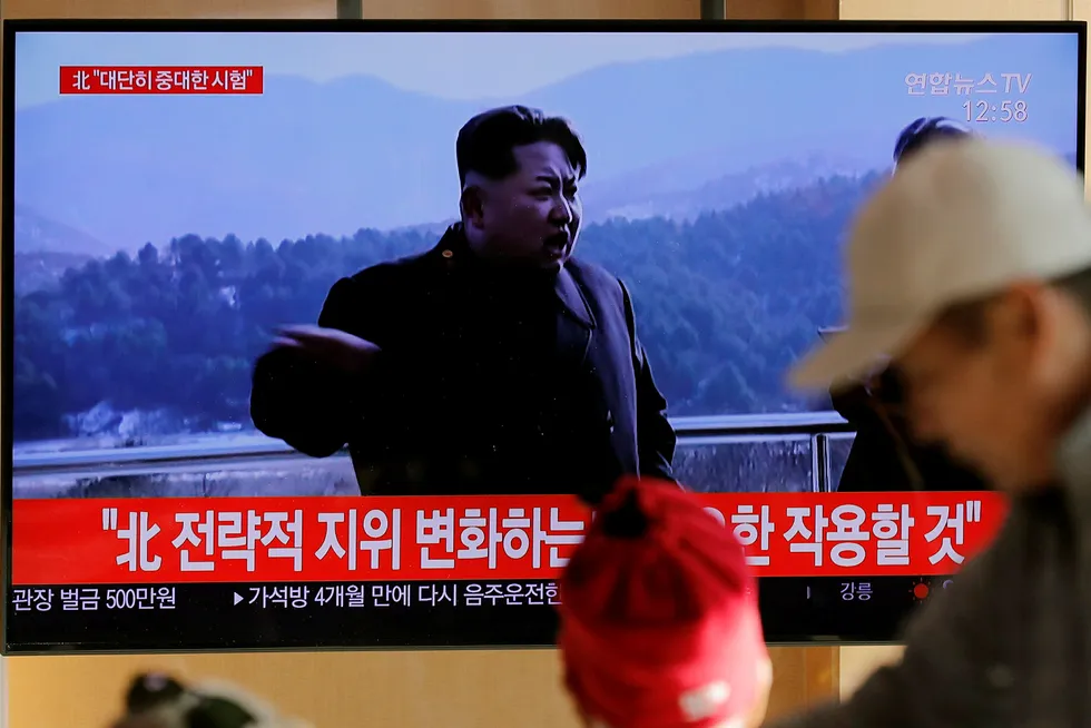 Tv i Sør-Kore kunngjør rakettesten med opptak av Nord-Koreas leder Kim Jong Un.