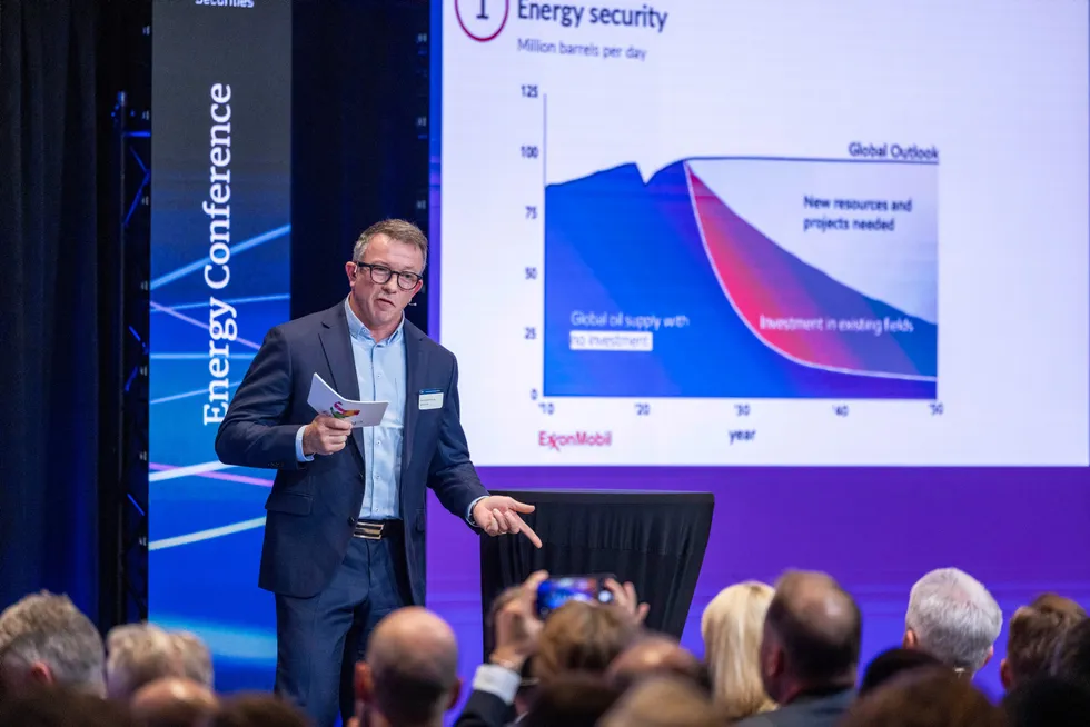 Konsernsjef Karl Johnny Hersvik viser frem noen av tallene fra ExxonMobils ferske oljemarkedsprognoser på Paretokonferansen. – Dette kan trolig bety at verden trenger høyere investeringer, eller at den vil etterspørre mer olje, enn vi tidligere har lagt til grunn, sier Hersvik.