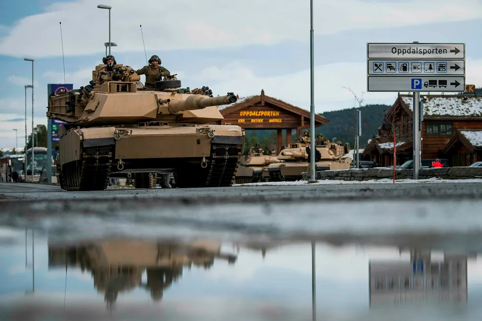 Norge er sikkerhetspolitisk prisgitt USA, mener artikkelforfatterne. I fjor var US Marines på plass under øvelsen Trident Juncture. Mandag arrangeres konferansen «Hvordan skal vi forsvare Norge?» i Oslo.