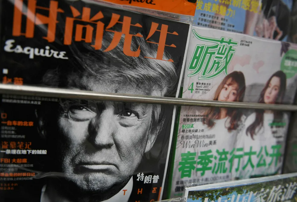 President Donald Trump prydet coveret på den kinesiske utgaven av Esquire før toppmøtet med Kinas president Xi Jinping i Florida i april. Nå demper han den voldsomme retorikken mot Kina. Foto: Greg Baker/AFP