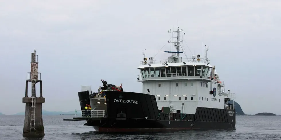 Kystverkets nye multifunksjonsfartøy OV Bøkfjord i Ålesund. Det hybride fremdriftssystem er levert av Rolls-Royce, og utviklet på Sunnmøre. Foto: Kystverket.