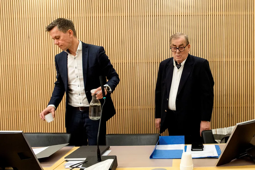 Tore Hansen-Tangen beklaget situasjonen de ansatte har kommet i og lovet lønn på konto neste uke. Til venstre hans advokat Øyvind Sund.