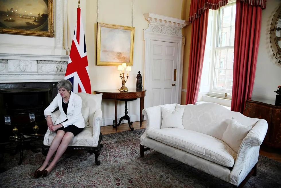 Theresa May har for øyeblikket ikke noe flertall bak seg som kan true med å forlate forhandlingene og kjøre landet «utfor stupet» i en hard brexit, skriver forfatteren. Foto: Toby Melville/Reuters/NTB Scanpix