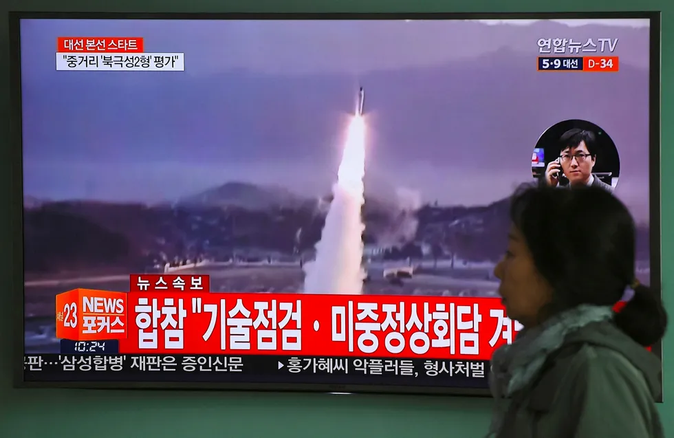 På bildet passerer en dame en tv-skjerm i Seoul i Sør-Korea onsdag som viser et bilde av en Nord-Koreansk rakettoppskyting. Foto: Jung Yeon-Je/AFP photo/NTB scanpix