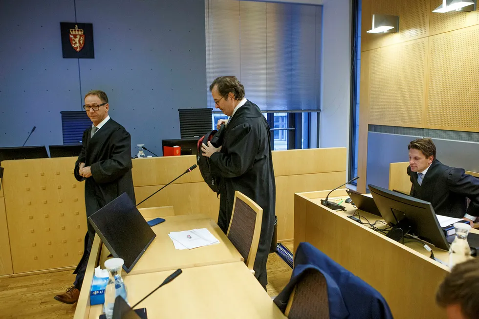 De tiltales advokater i Økokrim-saken i Oslo tingrett, fra venstre: Anders Morten Brosveet og Rasmus Dannevig Woxholt. Til høyre, advokat Pål Sverre Hernæs.