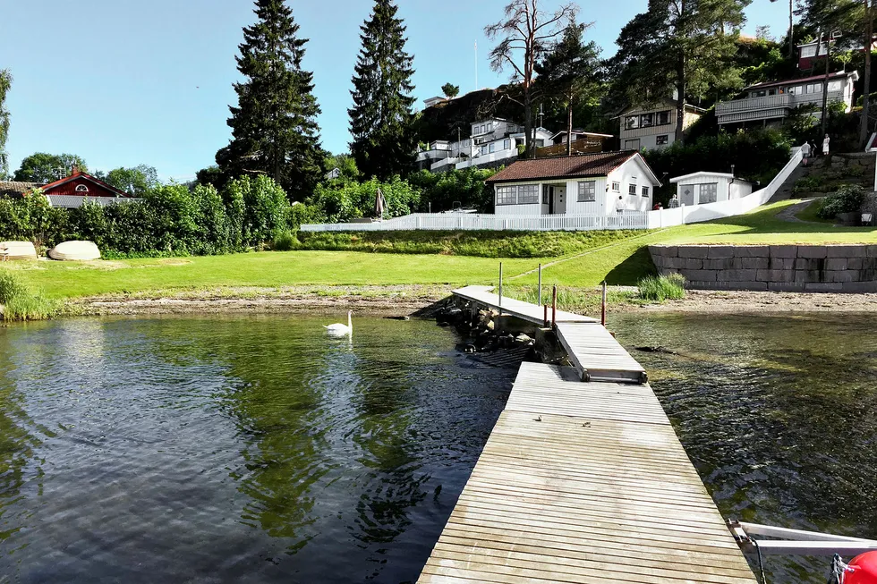 Hytta fra 1947 ligger fint til i vannkanten med badestrand og båtfeste rett utenfor døren. Foto: Bjarne Dramdal Erichsen