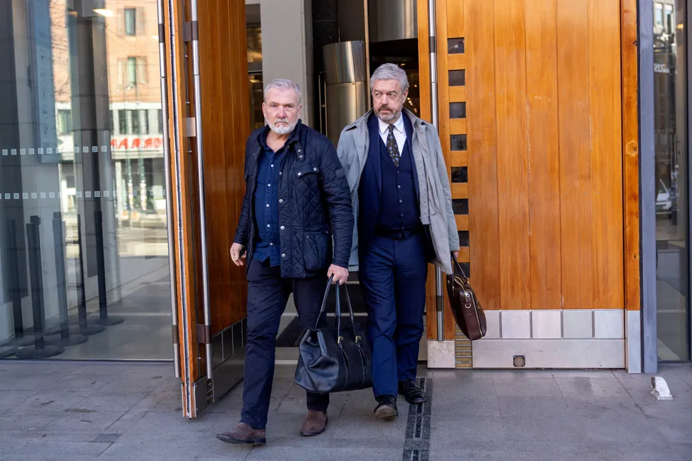 Home & Cottage-sjef Øivind Tidemandsen (til venstre) og advokat Håvard Wiker på vei ut Oslo tingrett etter torsdagens fordringshavermøte. Tidemandsen hastet rett videre til et møte med potensielle investorer.