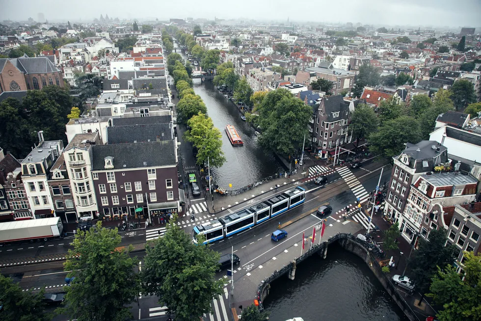 Ifølge en studie i regi av Europakommisjonen, er Nederland det EU-landet som har flest bestemmelser i skattelovene som stimulerer til, eller åpner for, aggressiv skatteplanlegging. Her fra Amsterdam. Foto: IStockphoto/Getty Images
