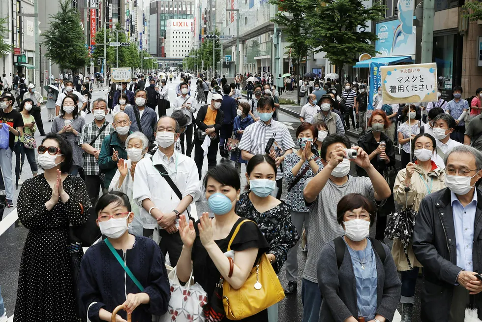 Det private forbruket falt med 12,3 prosent i Japan i mai sammenlignet med i fjor. «Det trege oppsvinget i peker mot at bruttonasjonalproduktet vil stupe i andre kvartal», skriver Capital Economics. Her fra Tokyo på søndag.