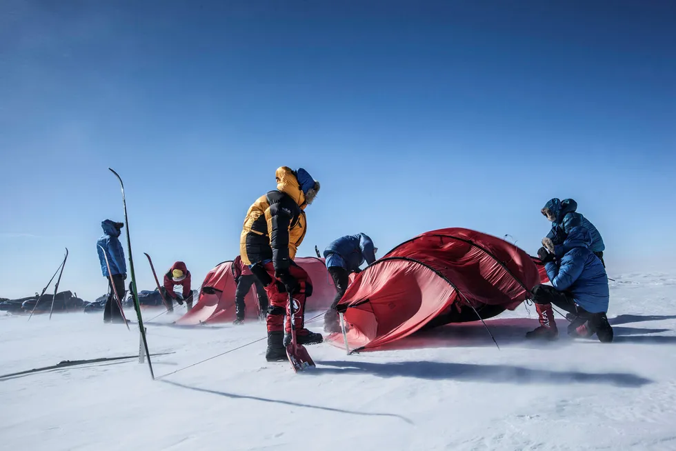 Å krysse Grønland kan ta rundt 25 dager med et kommersielt selskap og koster over 70.000 kroner i tillegg til reiseutgifter og utstyrsinvesteringer. Her fra en Grønlandskryssing i 2016. Foto: Lars Petter Jonassen/Hvitserk og Eventyrreiser