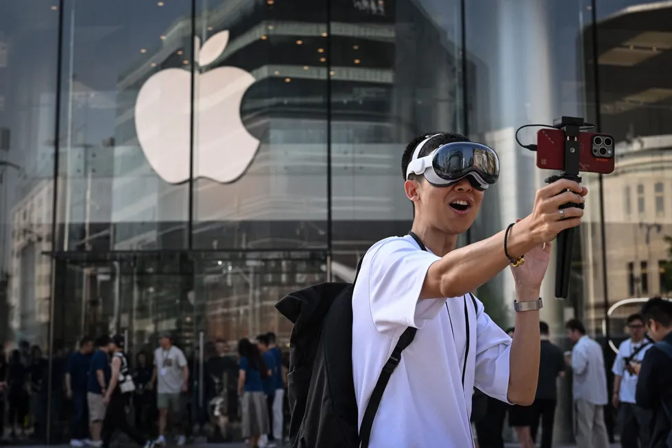 Apple og mange andre vestlige storselskaper sliter med fallende omsetning fra det kinesiske markedet. Apple har lansert «augmented reality»-brillene Vision Pro i Kina i sommer – som et av de første markedene utenfor USA og EU.