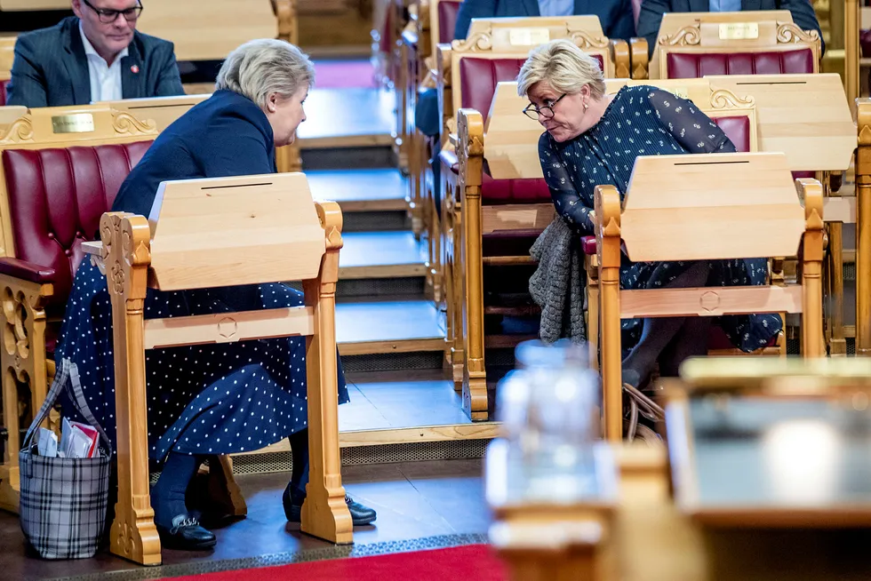 Erna Solberg og Siv Jensen har snakket mye om saken internt i regjering. Her er de to under finansdebatten i Stortinget i november.