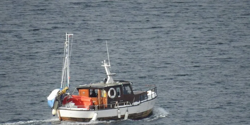 En ca 30 fot trebåt er meldt savnet mellom Øksfjord og Alta (hjemmehavn). En rekke ressurser ble satt inn i søket, både redningsselskapet og kystvakten. Tirsdag ble redningsaksjonen avsluttet uten funn. Foto: Hovedredningssentralen Nord-Norge