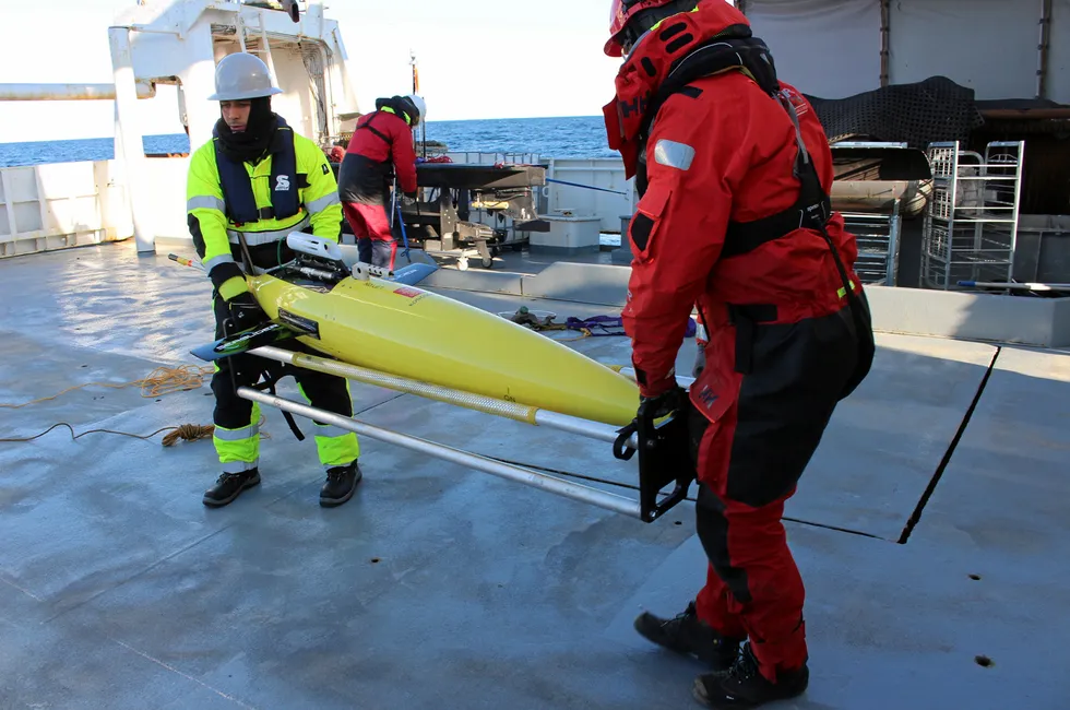 Havforskerne tar i bruk en overflatedrone eller autonomt fartøy, en seilbøye, samt en dykkende drone, Seaglider. Disse fartøyene blir blant annet utstyrt med avanserte ekkolodd som skal «lytte etter» dyr og optiske instrument for fotografering av dyr i vannmassene.
