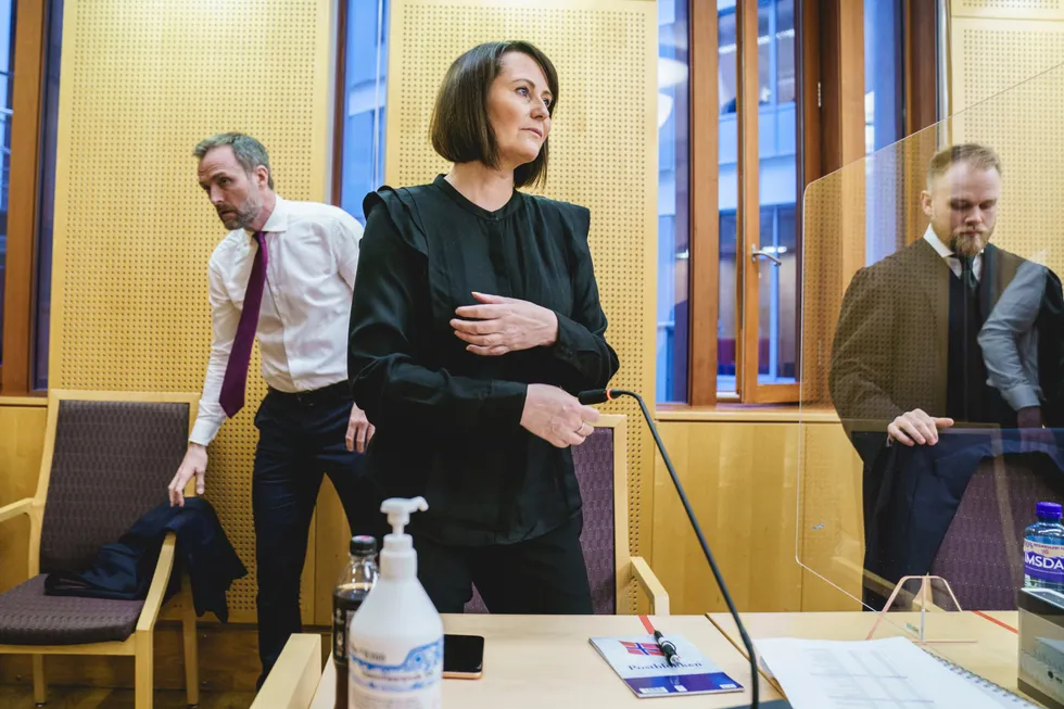 Line Andersen med advokatene Jostein Jenssen (til høyre) og Tron Dalheim i Oslo tingrett der hun går til privat søksmål mot sin arbeidsgiver NRK.
