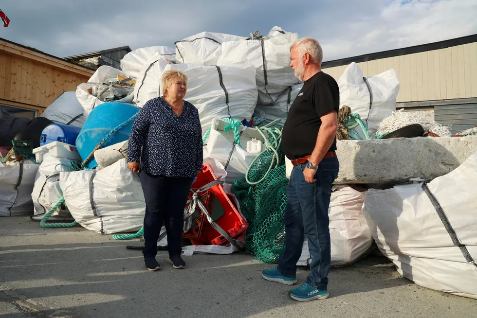 Statsminister Erna Solberg og Odd Arne Arnesen på Mausund Feltstasjon for håndtering av plastsøppel i havet. Denne uken åpnet Solberg valgkampen med en rundreise i Trøndelag.
