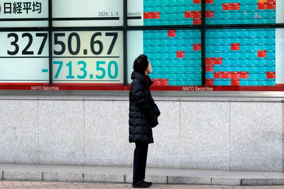 Nikkei-indeksen ved Tokyo-børsen falt med over to prosent den første handelstimen torsdag morgen.