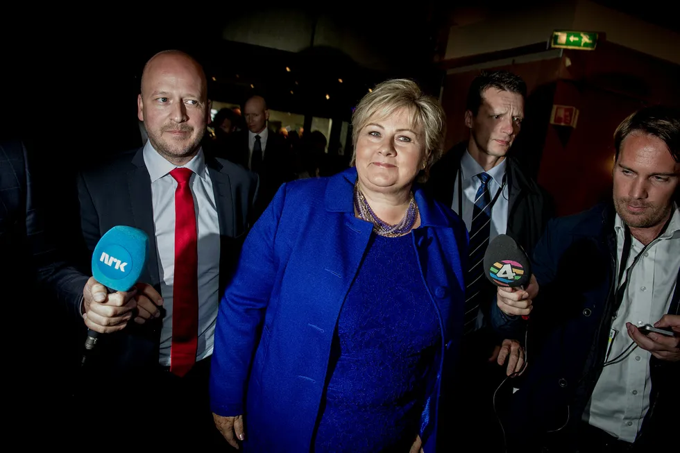 Statsminister Erna Solberg ankom Høyres valgvake på SAS-hotellet sammen med statssekretær Sigbjørn Aanes litt over klokken åtte. Foto: Gorm K. Gaare